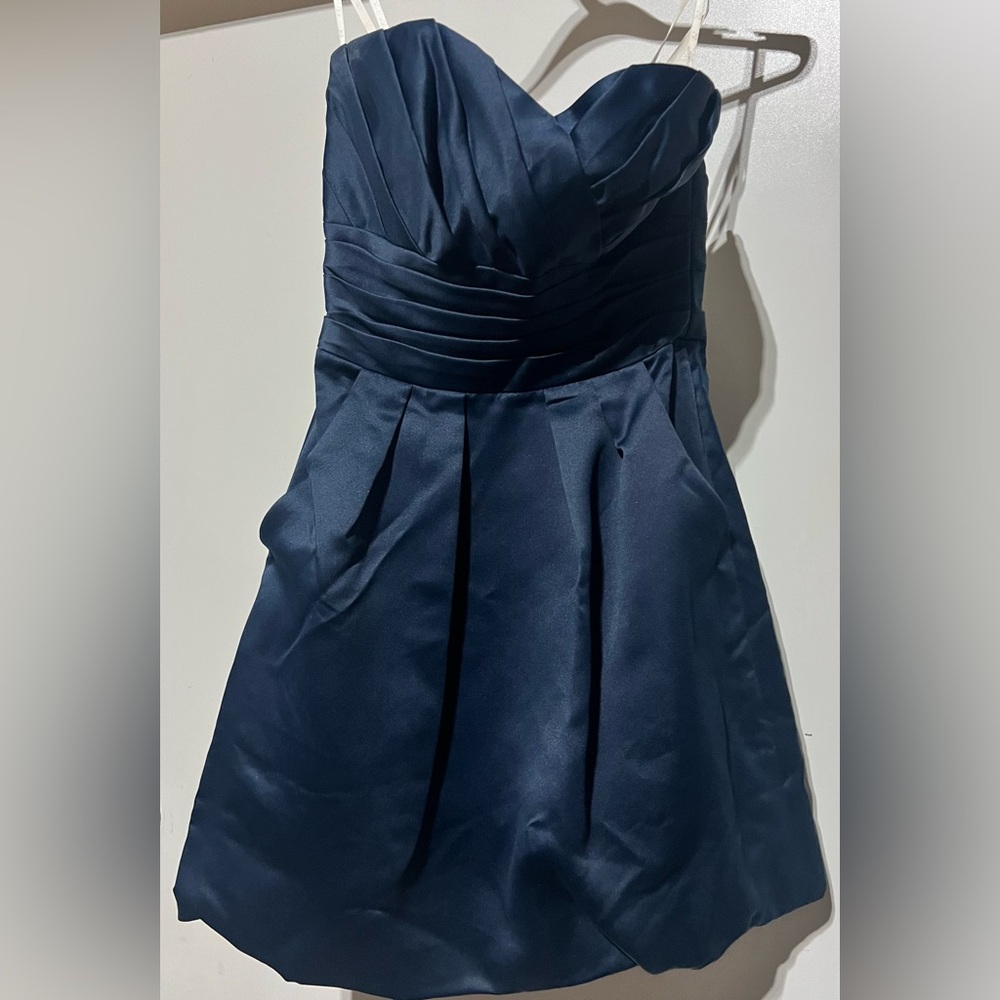 Strapless sweetheart top front pocket ! Ballon bottom. Super cute.